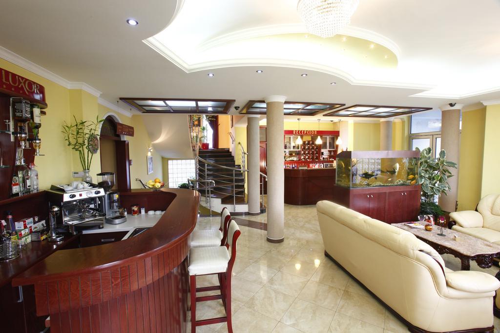 Hotel Luxor Suto Orizari Exterior foto