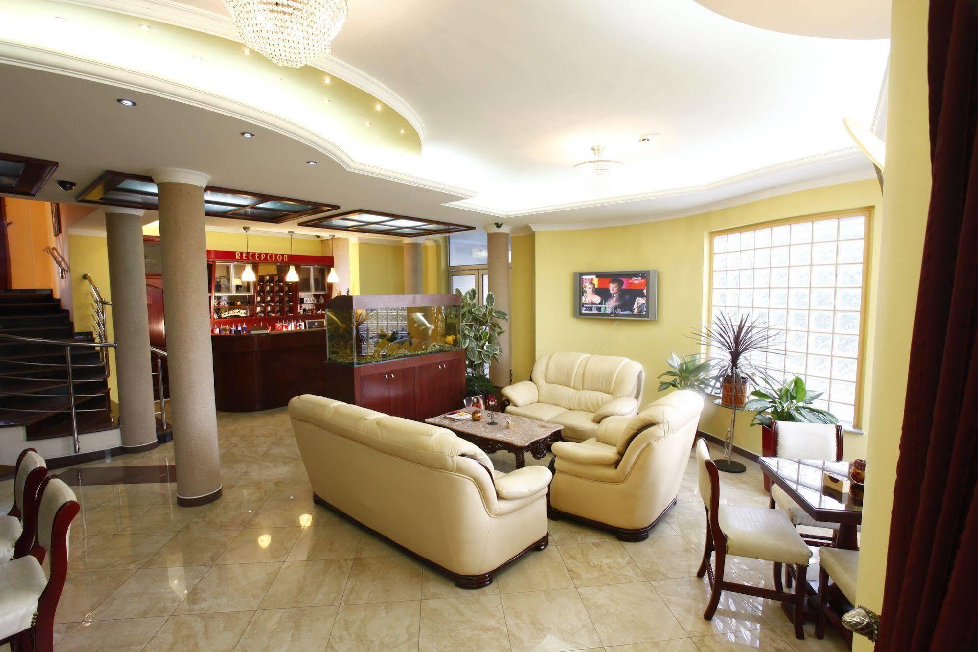 Hotel Luxor Suto Orizari Exterior foto