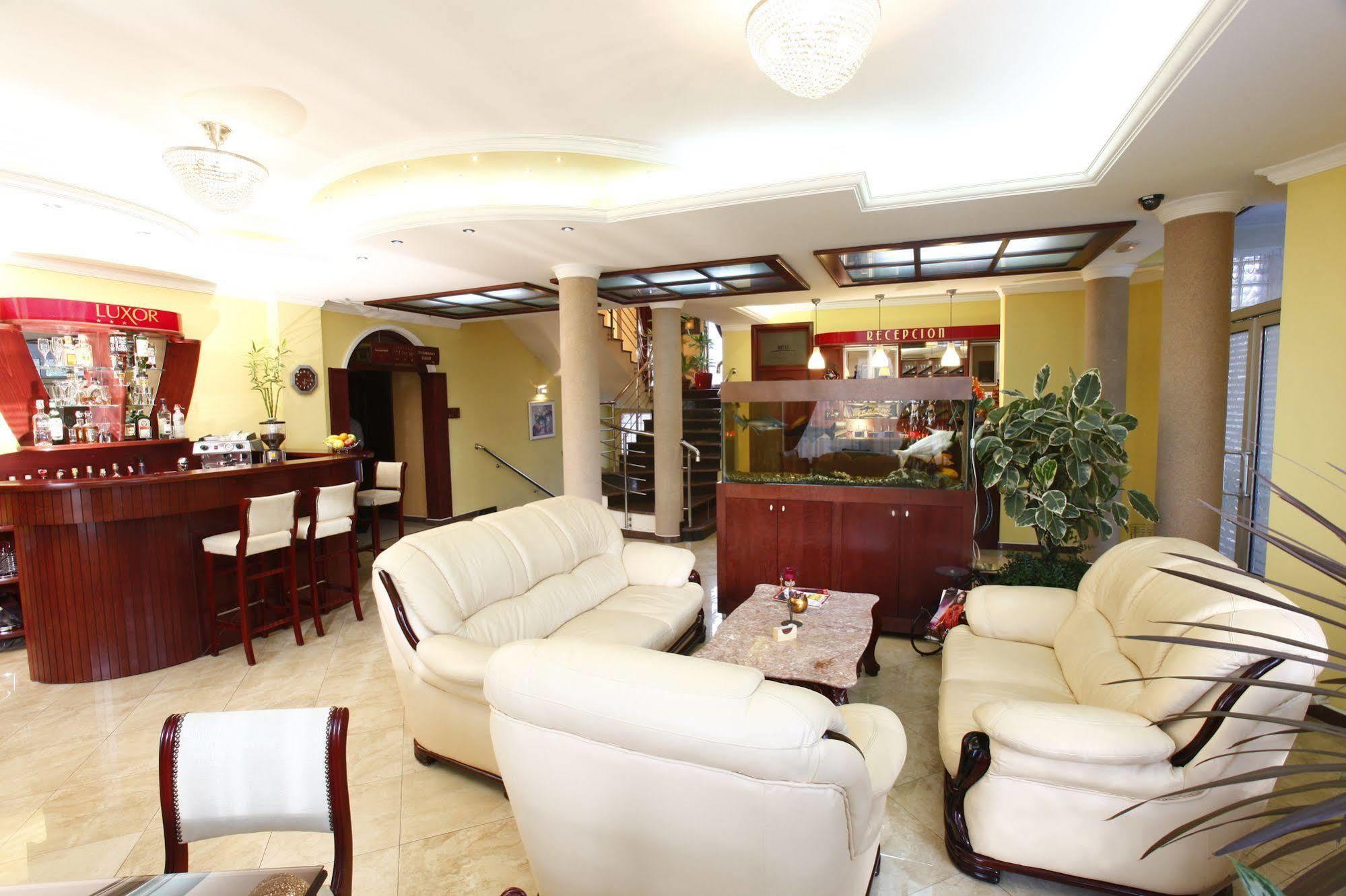 Hotel Luxor Suto Orizari Exterior foto